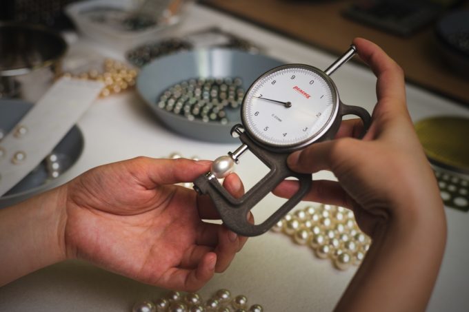 Pearl grader measuring a pearl